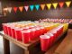 Så här spelar du beer pong – regler och tips! illustration